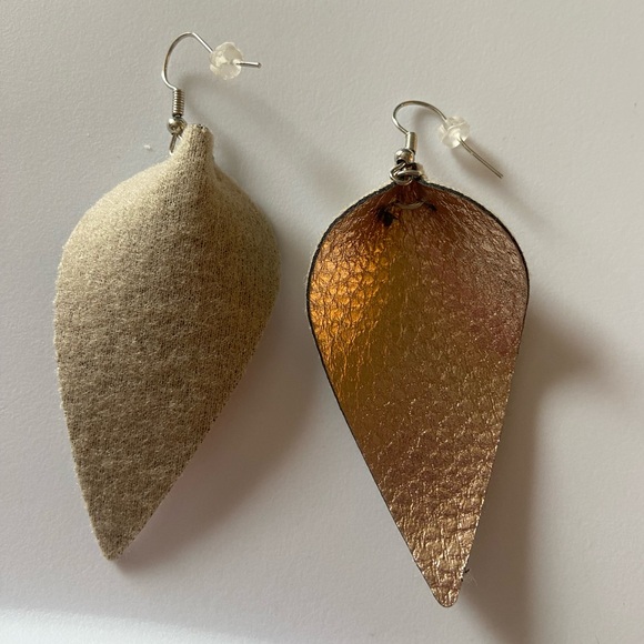 Lovely Gold Textured Earrings 🤎 - Picture 2 of 2